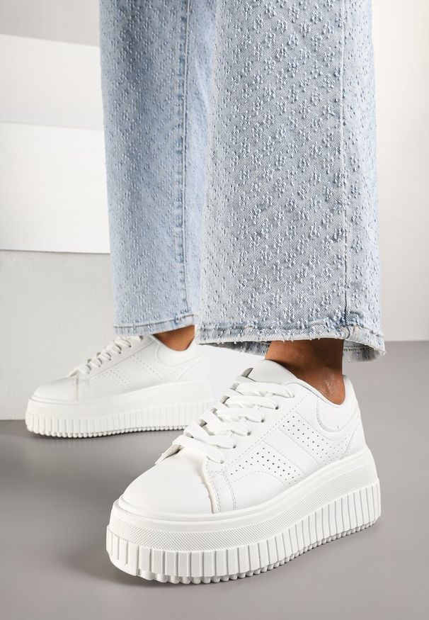 Renee - Białe Sneakersy na Platformie Ozdobione Perforacją Eleainna. Okazja: na co dzień. Kolor: biały. Materiał: jeans. Wzór: aplikacja. Obcas: na platformie