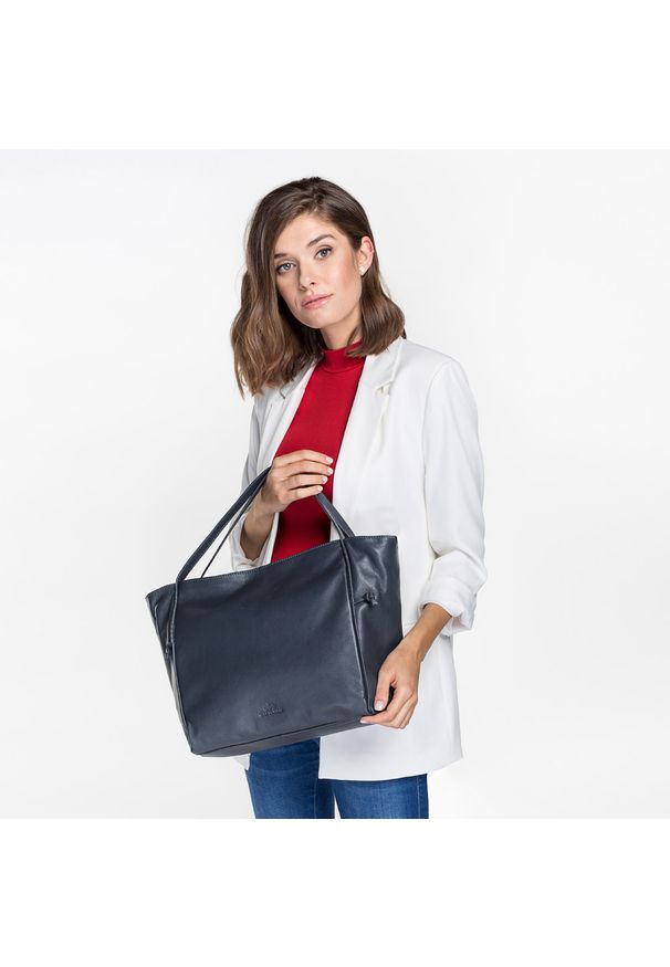 Niebieska shopperka Wittchen w kolorowe wzory, elegancka