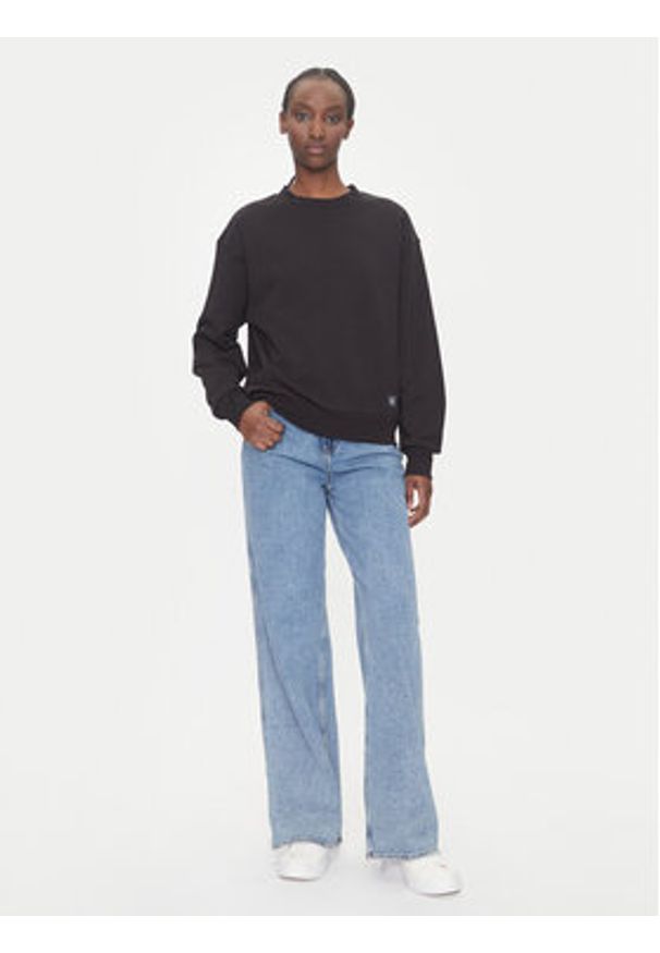 Calvin Klein Jeans Bluza LV047B238G Czarny Regular Fit. Kolor: czarny. Materiał: bawełna