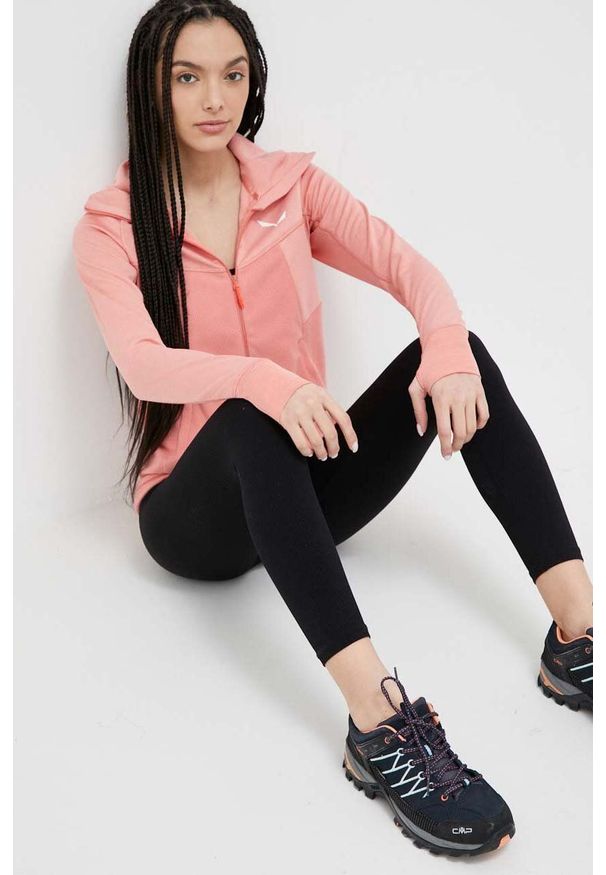 Salewa bluza sportowa damska kolor różowy z kapturem wzorzysta. Typ kołnierza: kaptur. Kolor: różowy. Materiał: materiał. Styl: sportowy