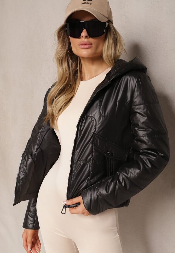 Renee - Czarna Kurtka z Kapturem Ozdobiona Pikowaniem Talemi. Okazja: na co dzień. Typ kołnierza: kaptur. Kolor: czarny. Materiał: jeans. Wzór: aplikacja. Styl: casual, elegancki