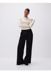 Reserved - Bluzka z ozdobnym marszczeniem - kremowy. Kolor: kremowy. Materiał: dzianina, wiskoza. Wzór: gładki #1