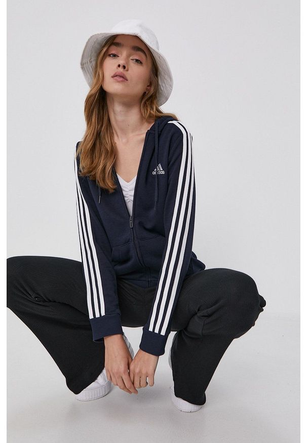 Adidas - adidas Bluza damska kolor granatowy z kapturem gładka. Okazja: na co dzień. Typ kołnierza: kaptur. Kolor: niebieski. Materiał: dzianina, bawełna. Wzór: gładki. Styl: casual