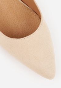 Born2be - Beżowe Sandały Vices na Obcasie ze Skórzaną Wkładką i Metalicznym Wzorem Sesenora. Okazja: na co dzień. Zapięcie: sprzączka. Kolor: beżowy. Materiał: skóra. Obcas: na obcasie. Styl: casual. Wysokość obcasa: średni #5