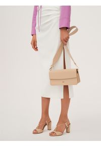 Kazar - Wizytowa torebka na szerokim pasku w beżowym kolorze. Kolor: beżowy. Materiał: skórzane. Styl: wizytowy #3