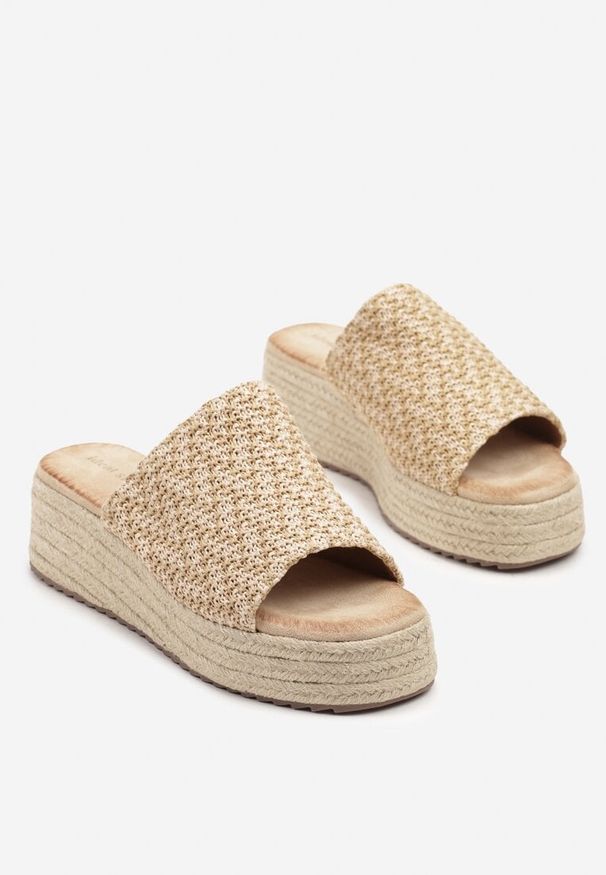 Renee - Beżowe Plecione Klapki na Koturnie Celiora. Okazja: na co dzień. Kolor: beżowy. Materiał: len, jeans. Wzór: aplikacja. Obcas: na koturnie. Styl: casual, elegancki