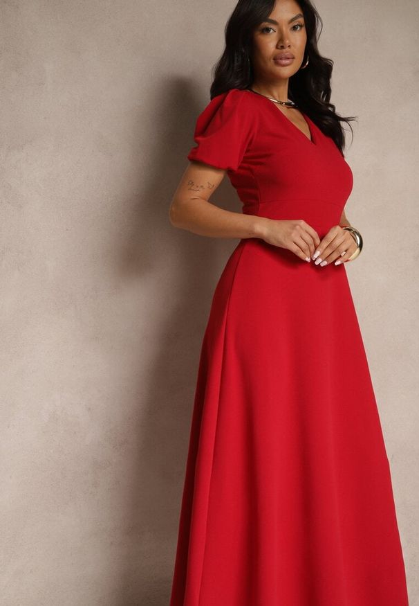 Renee - Czerwona Rozkloszowana Sukienka z Lekko Bufiastymi Rękawami i Dekoltem V Efrusae. Okazja: na co dzień. Kolor: czerwony. Typ sukienki: proste, dopasowane. Styl: casual, klasyczny