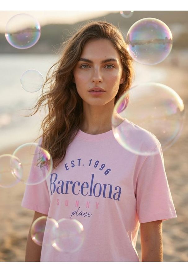 Sinsay - Bawełniana koszulka z napisem Barcelona - różowy. Kolor: różowy. Materiał: bawełna. Wzór: napisy