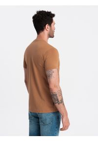 Ombre Clothing - Męska klasyczna bawełniana koszulka z dekoltem w serek BASIC – brązowa V9. Typ kołnierza: dekolt w serek. Kolor: brązowy. Materiał: bawełna. Wzór: ze splotem, jednolity. Styl: klasyczny #4