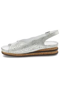 Srebrne Sandały Pollonus Wygodne Skórzane Buty Damskie. Zapięcie: sprzączka. Kolor: srebrny. Materiał: skóra. Wzór: ażurowy, aplikacja. Obcas: na platformie #4