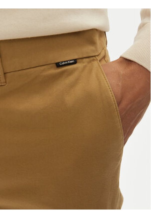 Calvin Klein Chinosy Modern Twill K10K113696 Khaki Slim Fit. Kolor: brązowy. Materiał: bawełna