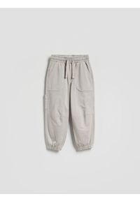 Reserved - Joggery z efektem sprania - jasnoszary. Kolor: szary. Materiał: dzianina, bawełna #1