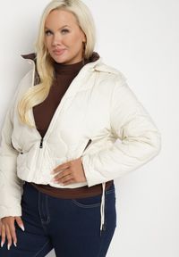 Born2be - Jasnobeżowa Kurtka Krótka z Pikowaniem i Odpinanym Kapturem Taraes. Okazja: na co dzień. Kolekcja: plus size. Kolor: beżowy. Materiał: jeans. Długość: krótkie. Styl: casual, elegancki #6