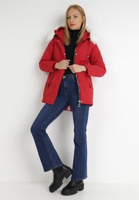 Born2be - Czerwona Kurtka Tyvevis. Kolor: czerwony. Materiał: jeans, futro. Długość rękawa: długi rękaw. Długość: długie. Wzór: paski. Sezon: zima
