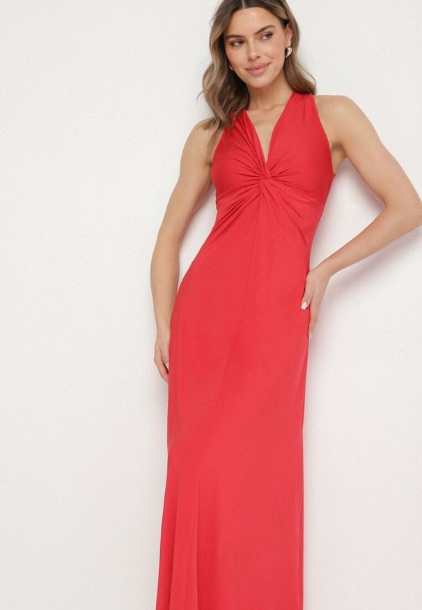 Born2be - Czerwona Rozkloszowana Sukienka Bez Rękawów z Wiskozą Zdobiona Marszczeniem Folenissa. Okazja: na imprezę. Typ kołnierza: kokarda, dekolt w kształcie V. Kolor: czerwony. Materiał: wiskoza. Długość rękawa: bez rękawów. Wzór: aplikacja. Typ sukienki: rozkloszowane