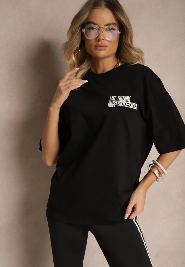 Renee - Czarna Koszulka T-shirt Ozdobiona Nadrukiem na Plecach Arilora. Kolor: czarny. Wzór: aplikacja, nadruk
