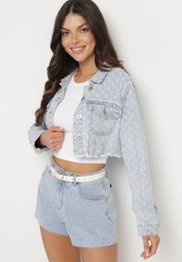 Born2be - Jasnoniebieska Kurtka Jeansowa o Krótkim Kroju Zdobiona Przetarciami Zaritia. Okazja: na co dzień. Kolor: niebieski. Materiał: jeans. Długość rękawa: długi rękaw. Długość: krótkie. Wzór: aplikacja. Styl: klasyczny, casual, elegancki #3