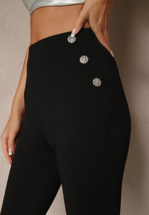 Renee - Czarne Spodnie z Wiskozą o Kroju Skinny Zdobione Imitacją Kieszeni Nalivelle. Okazja: na co dzień. Kolor: czarny. Materiał: wiskoza. Wzór: aplikacja. Styl: casual, elegancki