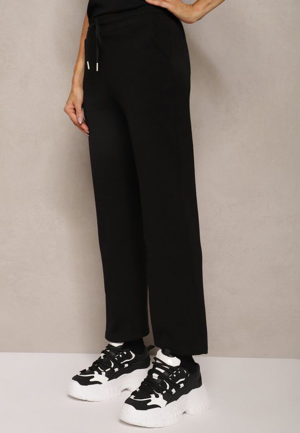 Renee - Czarne Spodnie Dresowe o Prostym Kroju z Gumką w Pasie i Kieszeniami Tiaris. Okazja: na co dzień. Stan: podwyższony. Kolor: czarny. Materiał: dresówka. Styl: elegancki, casual