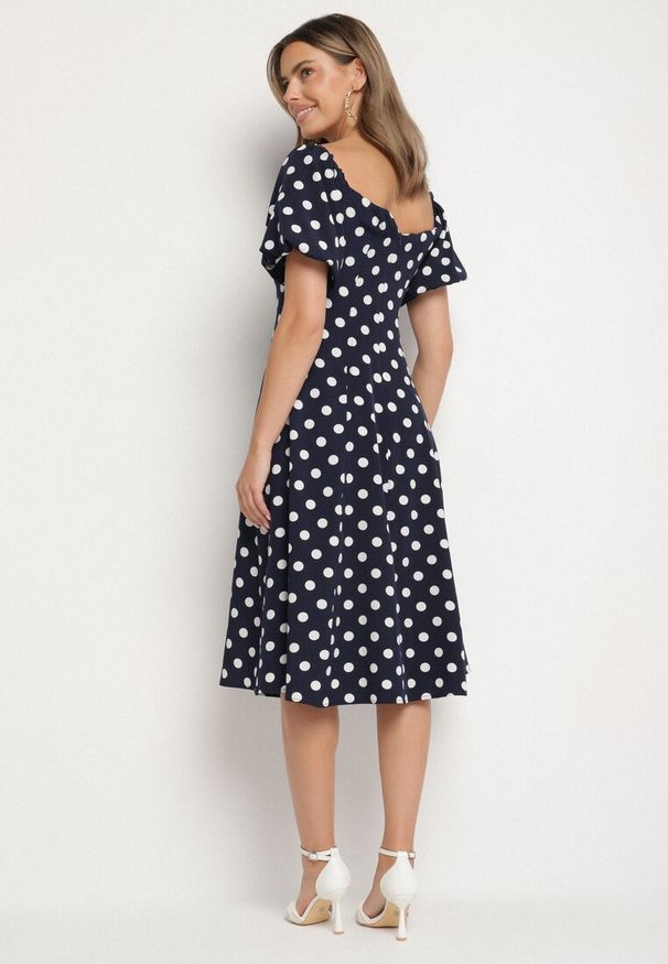 Born2be - Granatowa Rozkloszowana Sukienka Vices w Grochy z Dekoltem Typu Hiszpanka Zimina. Okazja: na co dzień. Typ kołnierza: dekolt hiszpanka. Kolor: niebieski. Materiał: materiał, skóra. Wzór: grochy. Typ sukienki: proste. Styl: casual, klasyczny