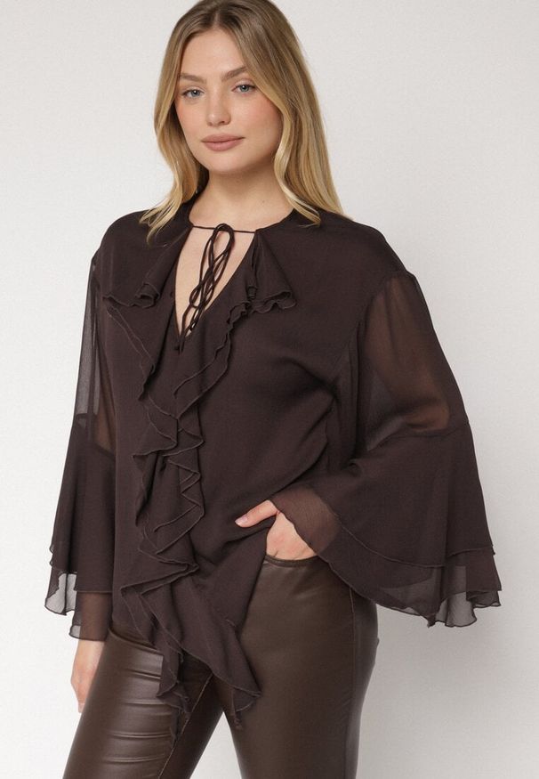 Born2be - Brązowa Bluzka w Rustykalnym Stylu z Wiązaniem i Falbankami Nenarea. Okazja: na co dzień, do pracy, na spotkanie biznesowe. Typ kołnierza: kołnierz z falbankami. Kolor: brązowy. Materiał: jeans. Styl: biznesowy, klasyczny, casual, elegancki