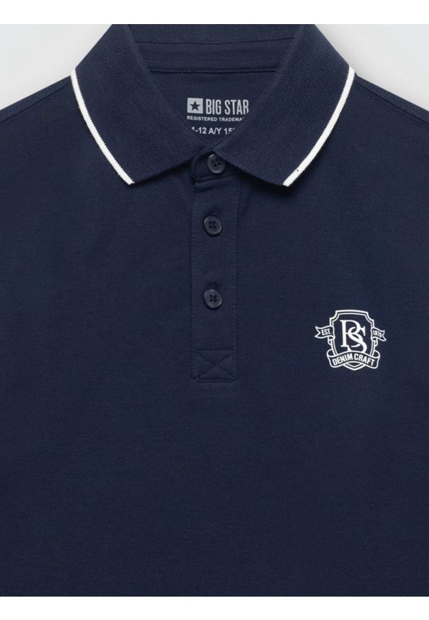 Big-Star - koszulka chłopięca z kontrastowym wykończeniem granatowa orion 403. Typ kołnierza: polo. Kolor: niebieski. Materiał: dresówka, bawełna, jeans, dzianina. Wzór: nadruk. Styl: sportowy, klasyczny