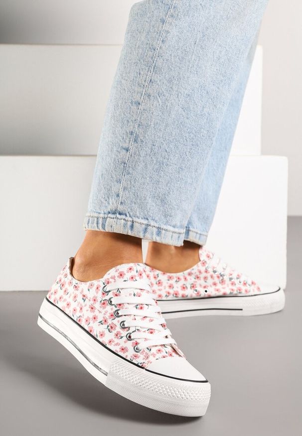 Born2be - Różowe Trampki z Cholewką Zdobioną Kwiatowym Wzorem Folaianna. Okazja: na co dzień, na spacer. Kolor: różowy. Materiał: jeans. Szerokość cholewki: normalna. Wzór: aplikacja, kwiaty. Styl: klasyczny, elegancki, casual