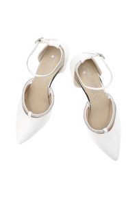 Czółenka damskie Marco Tozzi, ze skóry naturalnej na stabilnym słupku zapewniającym wygodę z paskiem wokół kostki poprawiającym dopasowanie i stabiln. Okazja: na ślub cywilny, na wesele, na imprezę. Zapięcie: pasek. Kolor: biały. Szerokość cholewki: normalna. Materiał: skóra. Sezon: lato. Obcas: na słupku. Styl: elegancki. Wysokość obcasa: średni #2