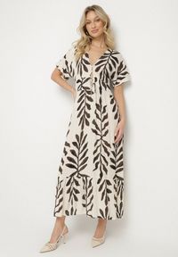 Born2be - Czarna Sukienka z Wiskozy Ozdobiona Liśćmi Erisola. Okazja: na co dzień. Typ kołnierza: dekolt w kształcie V. Kolor: czarny. Materiał: wiskoza. Wzór: aplikacja. Styl: casual, elegancki #1