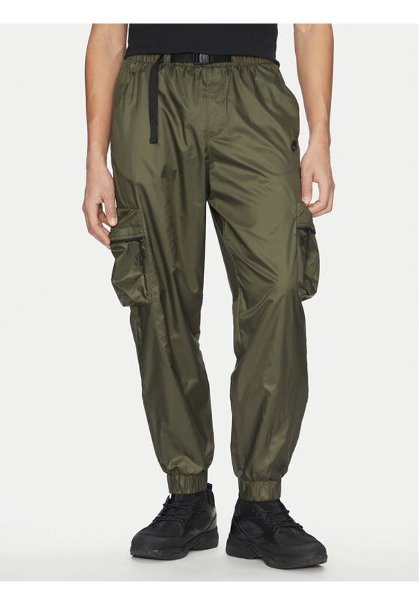 Nike Spodnie dresowe FB7911 Khaki Regular Fit. Kolor: brązowy. Materiał: syntetyk