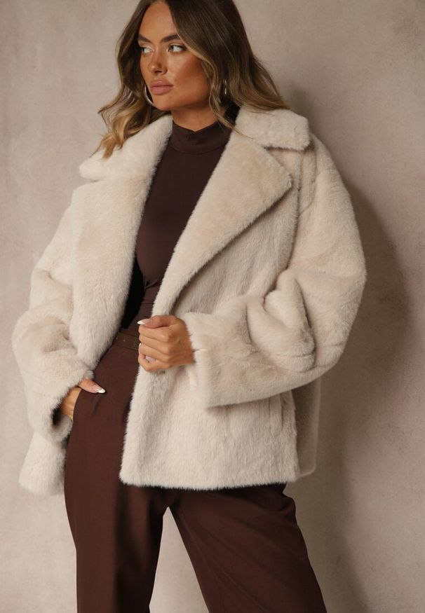 Renee - Beżowa Dwurzędowa Kurtka Futerko o Fasonie Oversize Manella. Okazja: na co dzień. Kolor: beżowy. Materiał: futro. Wzór: aplikacja. Styl: casual