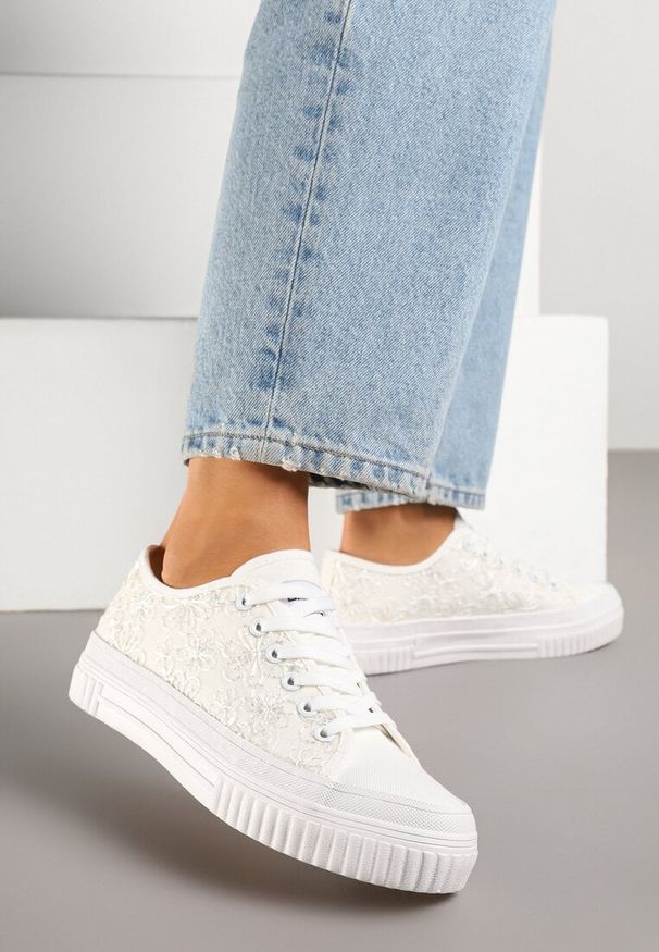 Born2be - Białe Casualowe Trampki z Cholewką Zdobioną Haftem Meppna. Okazja: na co dzień. Kolor: biały. Materiał: jeans. Szerokość cholewki: normalna. Wzór: aplikacja, haft. Obcas: na płaskiej podeszwie. Styl: casual