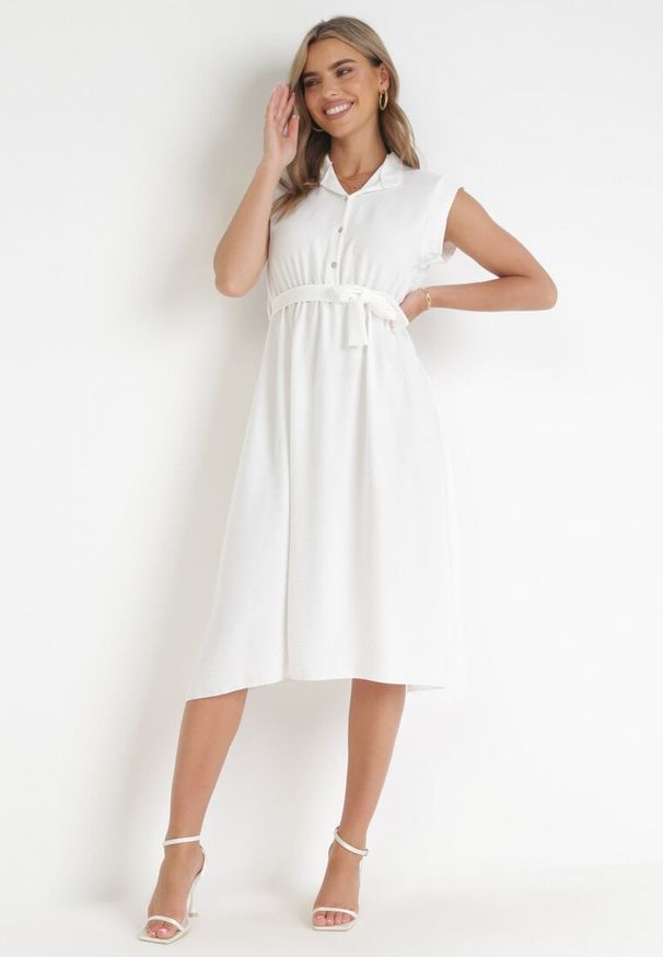 Born2be - Biała Midi Sukienka Zapinana na Guziki z Wiązanym Paskiem Alyssama. Kolor: biały. Materiał: materiał. Długość: midi