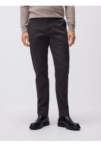 Reserved - Spodnie chino slim fit - ciemnobrązowy. Kolor: brązowy. Materiał: tkanina, bawełna