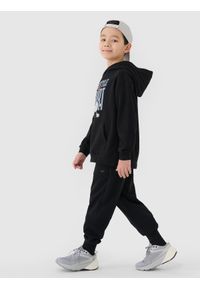 4f - 4F Spodnie dresowe joggery chłopięce - czarne 140 (9-10 lat). Okazja: na co dzień. Kolor: czarny. Materiał: dresówka. Wzór: gładki, ze splotem. Sezon: lato. Styl: młodzieżowy, sportowy, casual