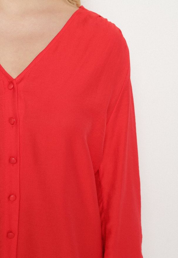 Born2be - Czerwona Koszula z Wiskozy Ozdobiona Marszczonymi Rękawami i Guzikami Lanorea. Okazja: na co dzień. Typ kołnierza: dekolt w serek. Kolor: czerwony. Materiał: wiskoza. Wzór: aplikacja. Styl: casual, elegancki, klasyczny