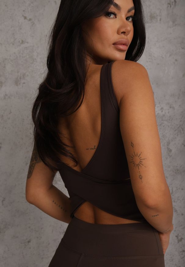 Renee - Brązowy Top Sportowy z Dekoltem i Skrzyżowanymi Paskami na Plecach Helynore. Kolor: brązowy. Długość rękawa: na ramiączkach. Wzór: paski. Styl: sportowy