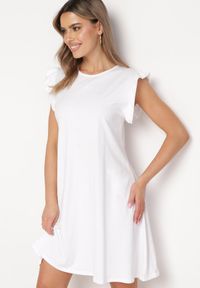 Born2be - Biała Letnia Sukienka Bawełniana z Falbankami Wokół Ramion Sasare. Typ kołnierza: kołnierz z falbankami. Kolor: biały. Materiał: bawełna. Długość rękawa: krótki rękaw. Wzór: aplikacja. Sezon: lato. Typ sukienki: trapezowe #1