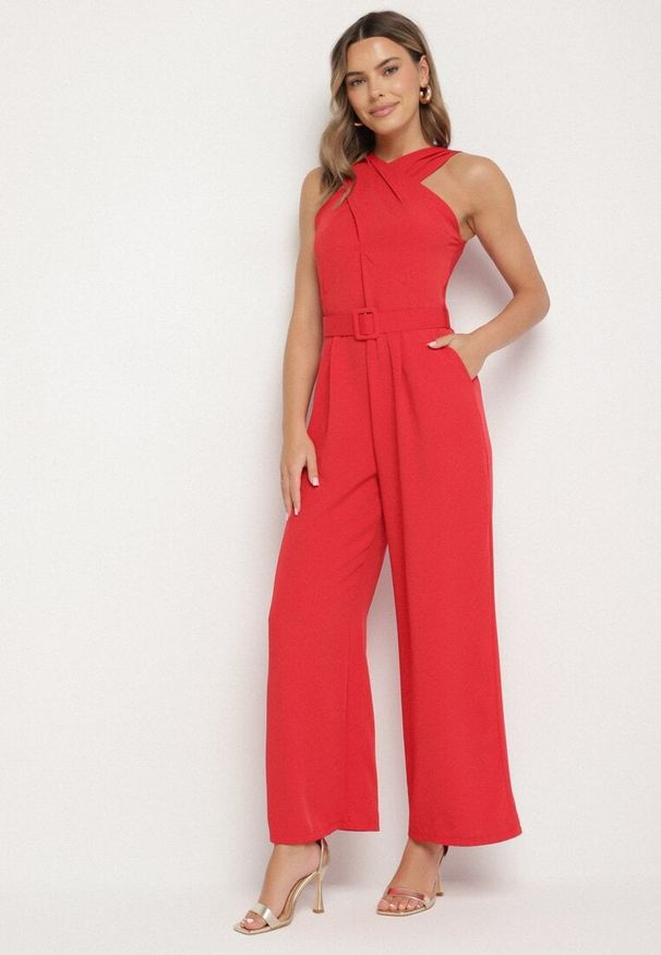 Born2be - Czerwony Taliowany Kombinezon Ozdobiony Paskiem Dollivia. Okazja: na co dzień. Kolor: czerwony. Wzór: aplikacja. Styl: casual, elegancki