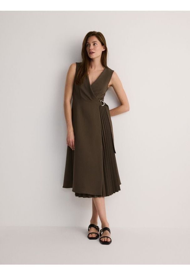 Reserved - Sukienka midi z plisami - brązowy. Kolor: brązowy. Materiał: tkanina, wiskoza. Długość: midi