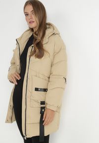 Born2be - Beżowa Kurtka Pikowana Kilha. Okazja: na co dzień. Kolor: beżowy. Materiał: wełna, guma. Długość: długie. Wzór: aplikacja. Sezon: zima. Styl: casual #3