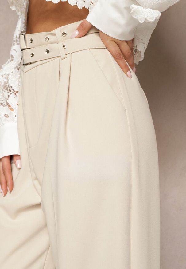 Renee - Beżowe Spodnie High Waist w Stylu Garniturowym z Paskami i Klamerkami Daklena. Stan: podwyższony. Kolor: beżowy. Styl: elegancki