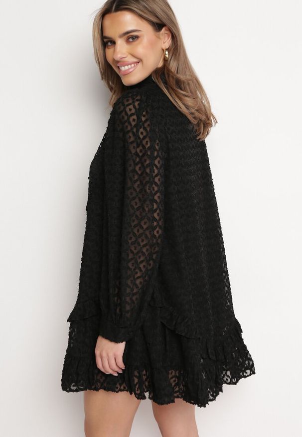 Born2be - Czarna Trapezowa Sukienka Mini z Ażurowym Wzorem i Falbankami Virenia. Typ kołnierza: kołnierz z falbankami. Kolor: czarny. Wzór: ażurowy. Typ sukienki: trapezowe. Długość: mini