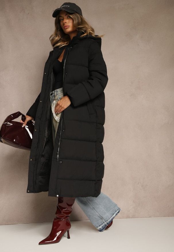 Renee - Czarna Kurtka o Długim Kroju z Kapturem Ozdobiona Pikowaniem Aforriva. Okazja: na co dzień. Typ kołnierza: kaptur. Kolor: czarny. Materiał: jeans. Długość: długie. Wzór: aplikacja. Styl: casual, klasyczny