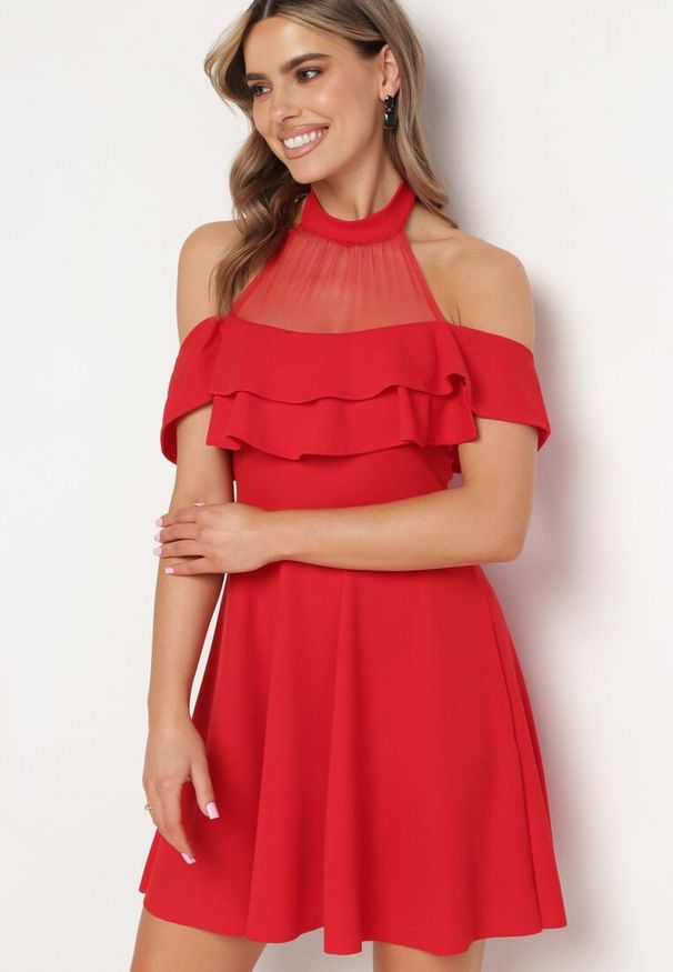 Born2be - Czerwona Rozkloszowana Sukienka z Dekoltem ze Stójką i Siateczką Prantia. Okazja: na imprezę. Typ kołnierza: kołnierzyk stójkowy. Kolor: czerwony. Styl: elegancki