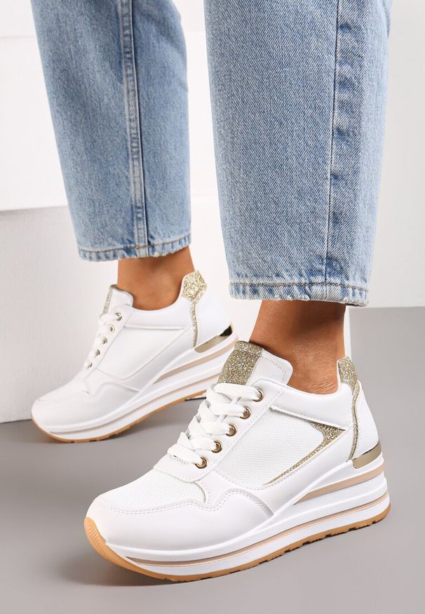 Renee - Białe Sneakersy na Niskiej Platformie ze Wstawkami Brokatowymi Gwenoa. Kolor: biały. Obcas: na platformie