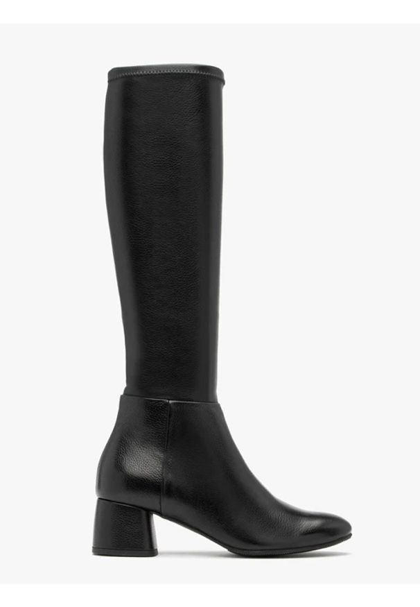 Ryłko - Czarne kozaki z elastyczną wąską cholewką na niskim obcasie. Nosek buta: okrągły. Zapięcie: zamek. Kolor: czarny. Materiał: skóra. Szerokość cholewki: wąska. Obcas: na obcasie. Styl: street. Wysokość obcasa: niski