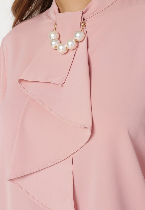 Born2be - Jasnoróżowa Bluzka z Ozdobnym Krawatem i Perłami Opinua. Kolor: różowy