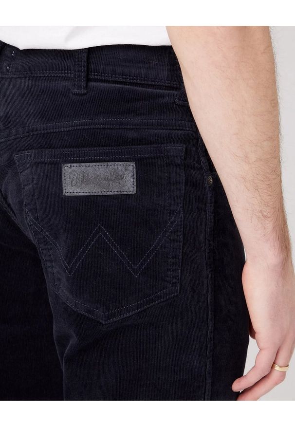 Wrangler - WRANGLER TEXAS SLIM MĘSKIE SPODNIE SZTRUKSOWE DARK NAVY W12SECXAE 112320130. Okazja: na co dzień. Materiał: sztruks. Styl: klasyczny, elegancki, casual