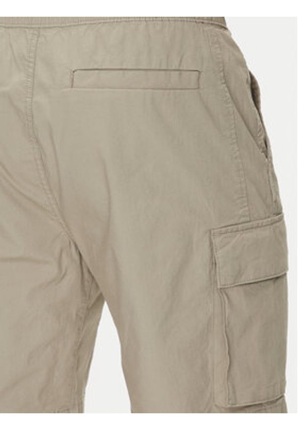 Calvin Klein Jeans Szorty materiałowe J30J327376 Zielony Regular Fit. Kolor: zielony. Materiał: bawełna